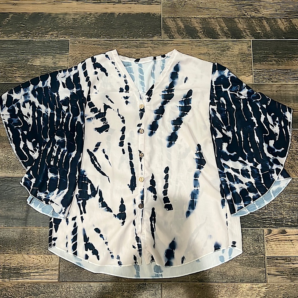 Tie dye button detail blouse. It is cute buttoned up or unbuttoned. S/M